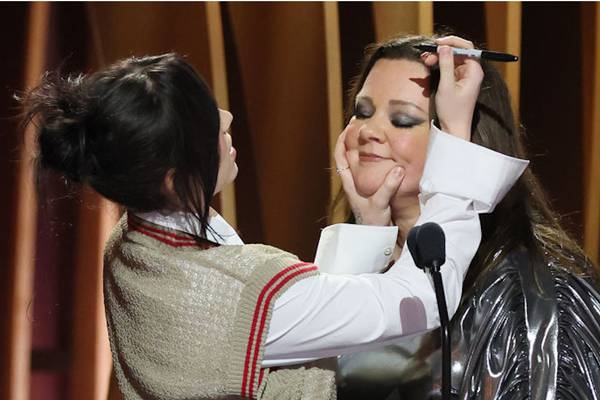 2024 SAG Awards: Billie Eilish autographs Melissa McCarthy’s forehead with Sharpie