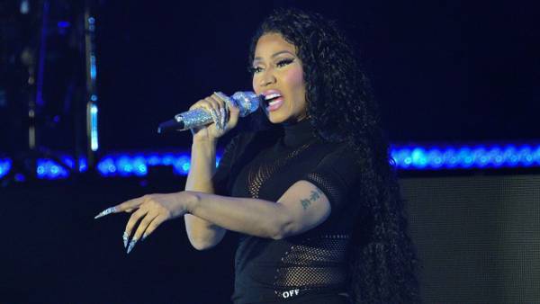 Nicki Minaj brings out Cyndi Lauper at Brooklyn concert