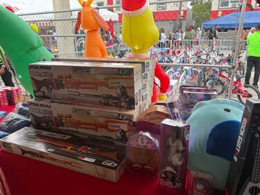 WHQT Hot105  WEDR 99JAMZ 18th Annual Christmas on 15th Ave